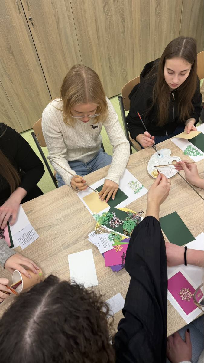 młodzież przygotowuje kartki świąteczne dla pacjentów rawickiego ZOL-u.