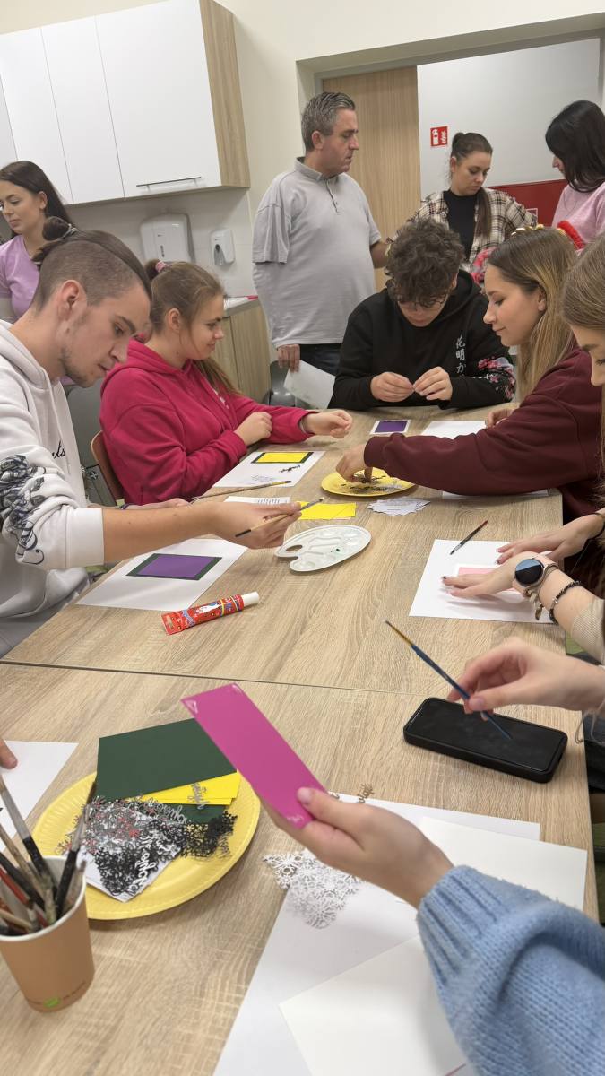 młodzież przygotowuje kartki świąteczne dla pacjentów rawickiego ZOL-u.