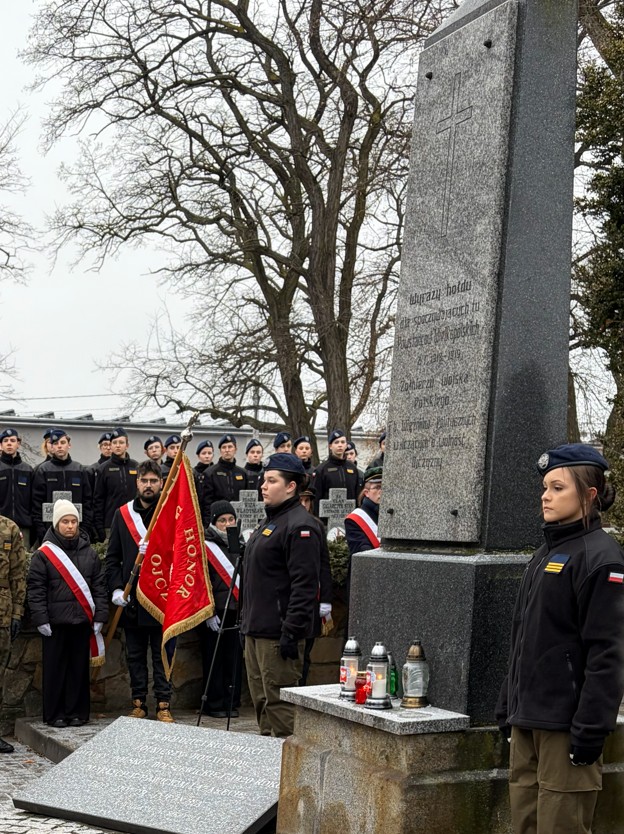Uczniowie podczas uroczystości upamiętniających zwycięskie Powstanie Wielkopolskie