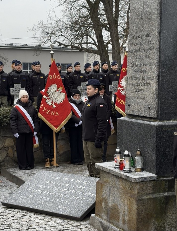 Uczniowie podczas uroczystości upamiętniających zwycięskie Powstanie Wielkopolskie