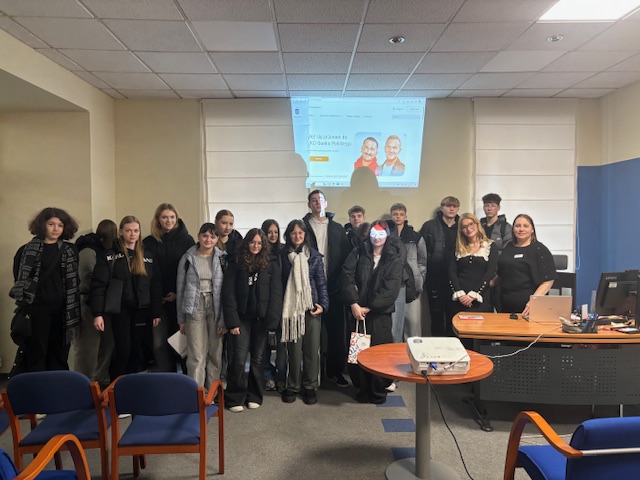 Zdjęcie grupowe - Uczniowie podczas praktycznej nauki w pko