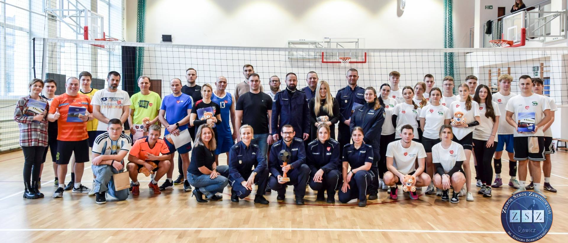 Uczniowie i nauczyciele oraz goście grają dla WOŚP