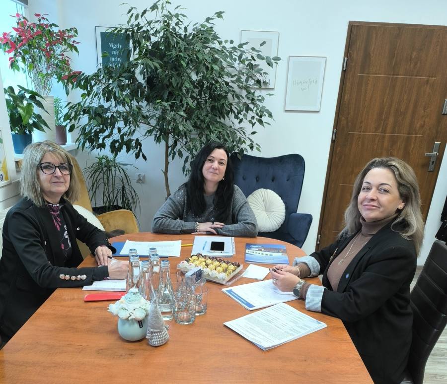 Pani Ewa Moryson – Komendant Hufca Pracy w Lesznie, Pani Anna Giera – starszy wychowawca Hufca Pracy w Lesznie, wraz z dyrektor Zespołu Szkół Zawodowych w Rawiczu – Darią Jagłą.