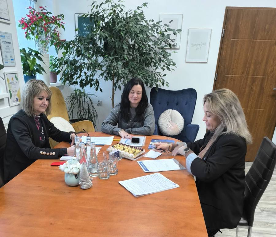 Pani Ewa Moryson – Komendant Hufca Pracy w Lesznie, Pani Anna Giera – starszy wychowawca Hufca Pracy w Lesznie, wraz z dyrektor Zespołu Szkół Zawodowych w Rawiczu – Darią Jagłą.