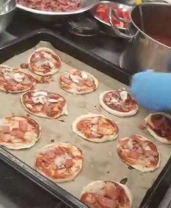 Nie tylko meczami wspieraliśmy dziś WOŚP! -uczniowie wypiekają pizzerynki