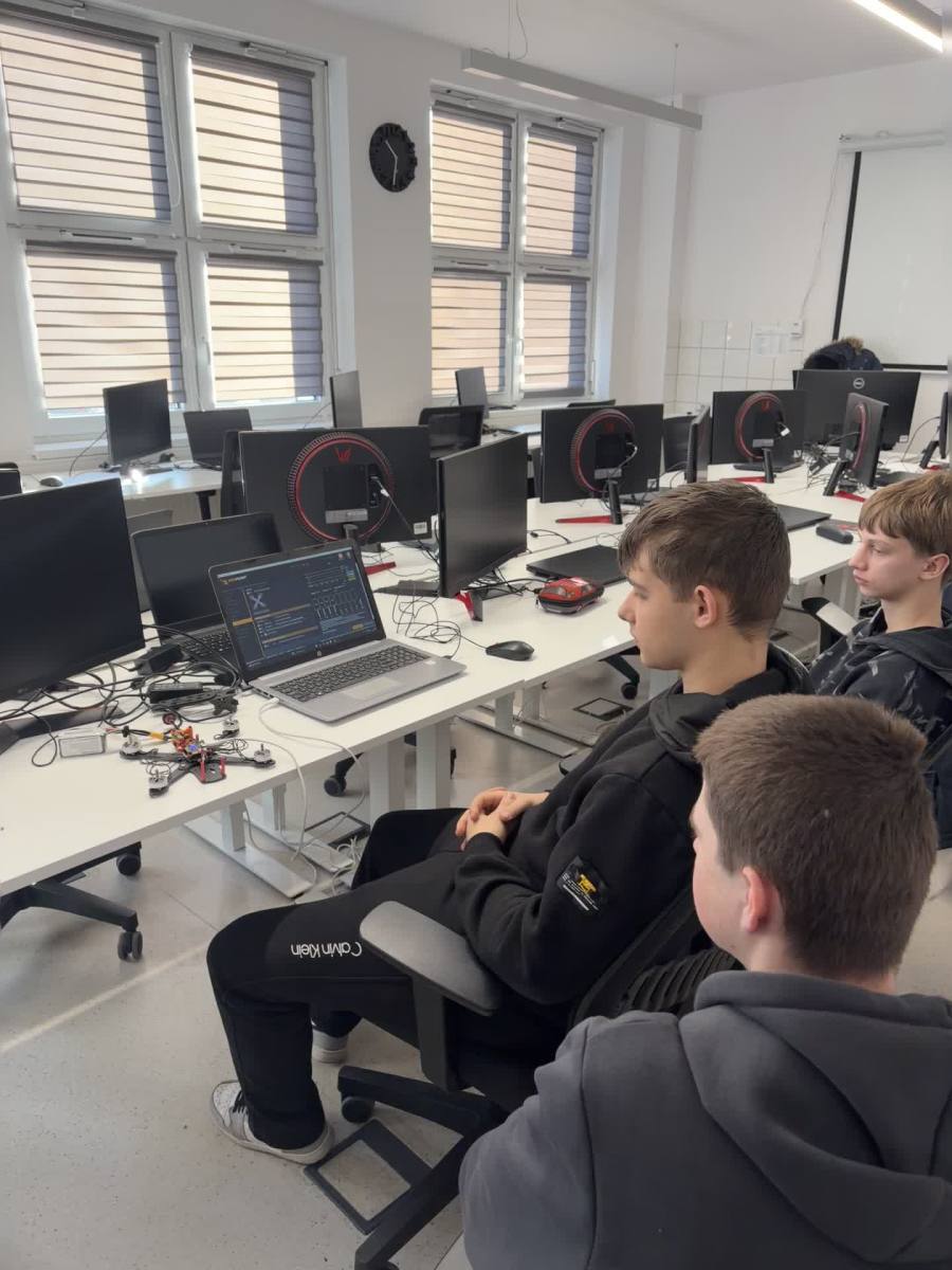 uczniowie podczas pracy z dronami