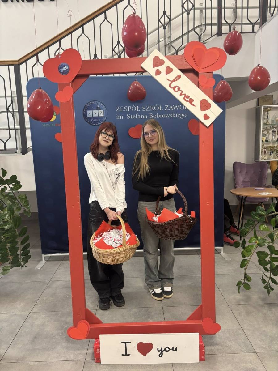 Uczniowie podczas obchodów Walentynek