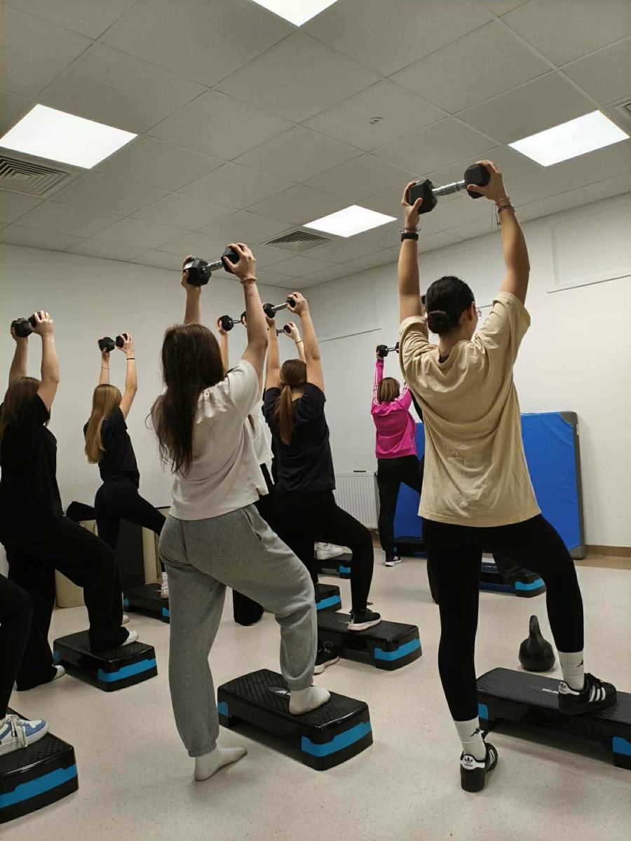 Uczniowie podczas ćwiczeń