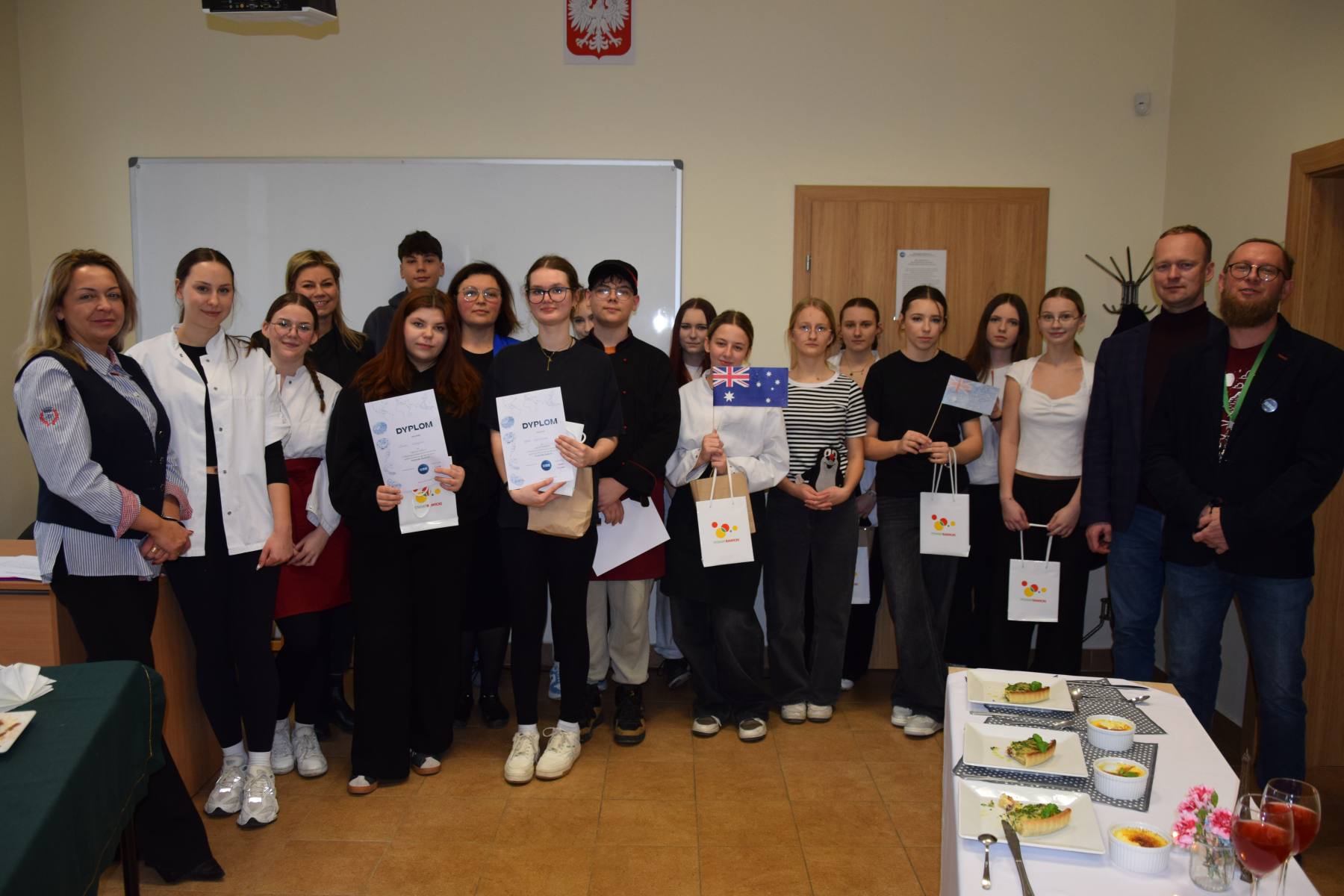 Uczniowie z dyplomami i organizatorzy konkursu oraz dyrekcja szkoły i wicestarosta
