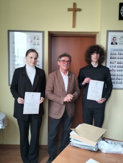 Finaliści konkursu wraz z Senatorem