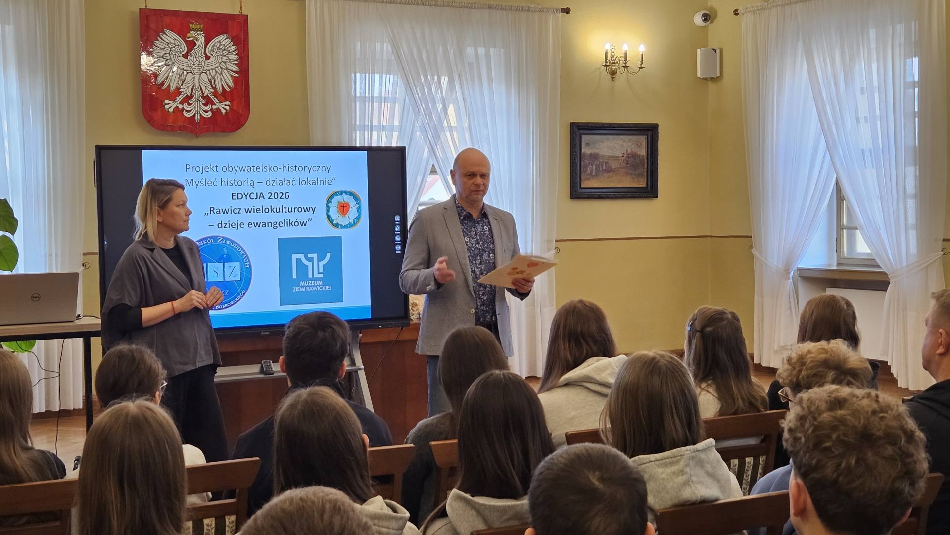 RUSZYŁA JUBILEUSZOWA EDYCJA PROJEKTU „MYŚLEĆ HISTORIĄ – DZIAŁAĆ LOKALNIE. RAWICZ WIELOKULTUROWY”! - uczniowie podczas spotkania