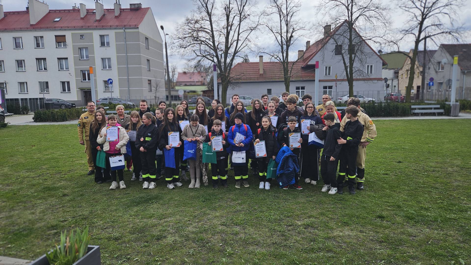 GMINNY SUKCES NASZEJ UCZENNICY W TURNIEJU WIEDZY POŻARNICZEJ! - zdjęcie grupowe