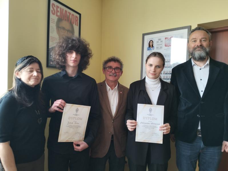 Finaliści z opiekunami merytorycznymi i Senatorem Senatu RP Wojciechem Ziemniakiem