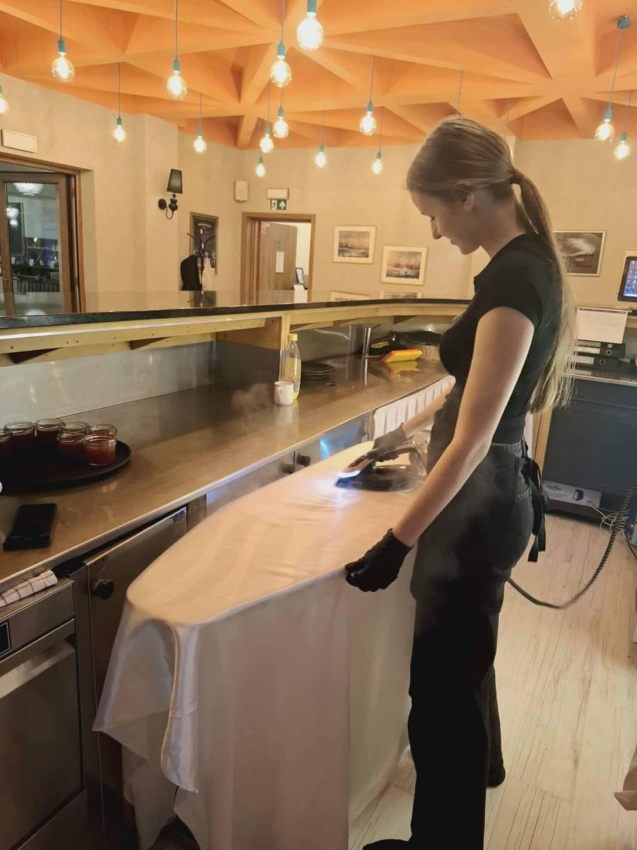 Uczniowie podczas zajęć na praktykach zawodowych