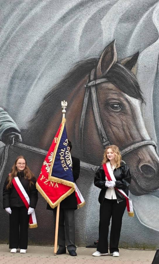 Delegacja Zespołu Szkół Zawodowych w Rawiczu wraz z pocztem sztandarowym podczas rawickich obchodach Narodowego Dnia Pamięci Żołnierzy Wyklętych