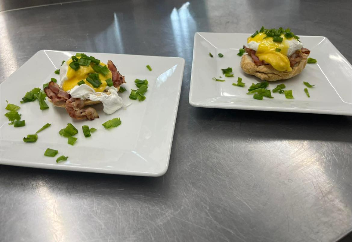 Jajka po benedyktyńsku na talerzu