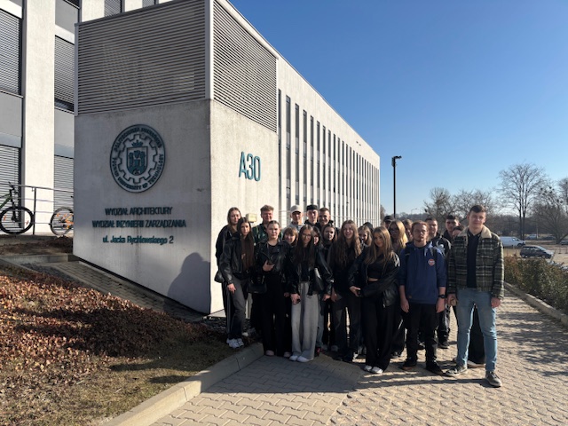 X Dzień Logistyki na Politechnice Poznańskiej - zdjęcie grupowe uczestników przed Politechniką Poznańską