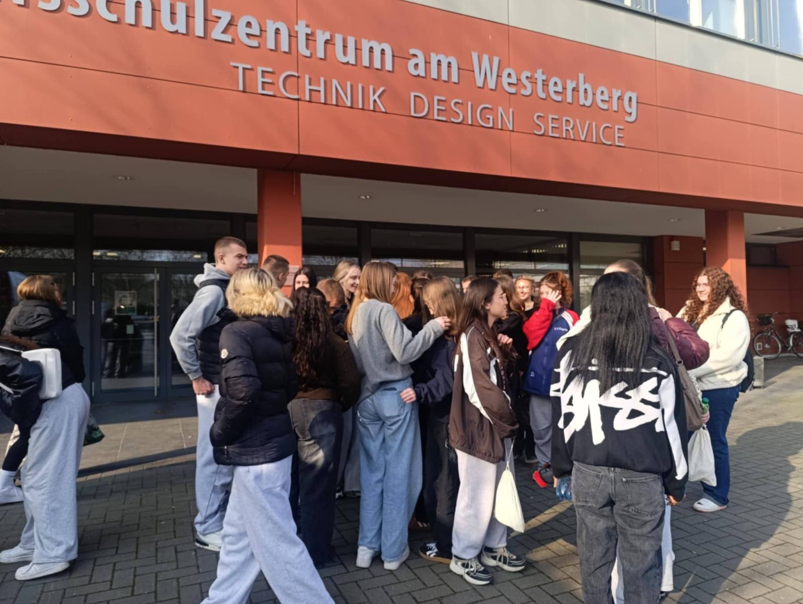 Zakończenie wizyty w szkole partnerskiej Berufsschulzentrum am Westerberg - uczniowie gotowi do wyjazdu