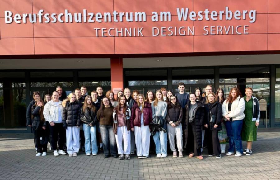 Zakończenie wizyty w szkole partnerskiej Berufsschulzentrum am Westerberg - zdjęcie grupowe uczestników wymiany