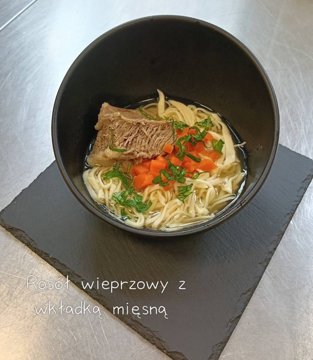 Smacznie i profesjonalnie: Kulinarne popisy klasy 2TŻ danie mięsne na talerzu