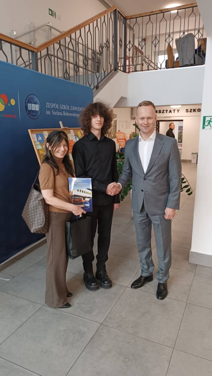 Wicestarosta z wizytą w naszej szkole – gratulacje dla Jakuba Pilasa