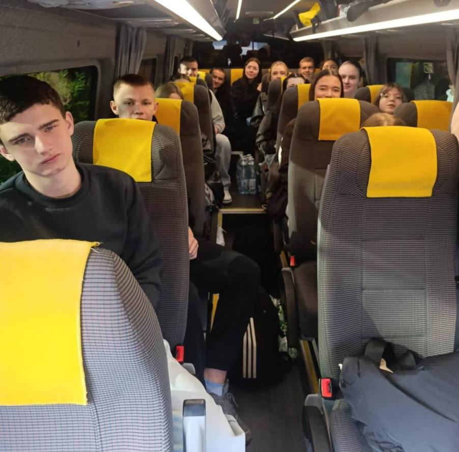Zakończenie wizyty w szkole partnerskiej Berufsschulzentrum am Westerberg -uczniowie w autokarze