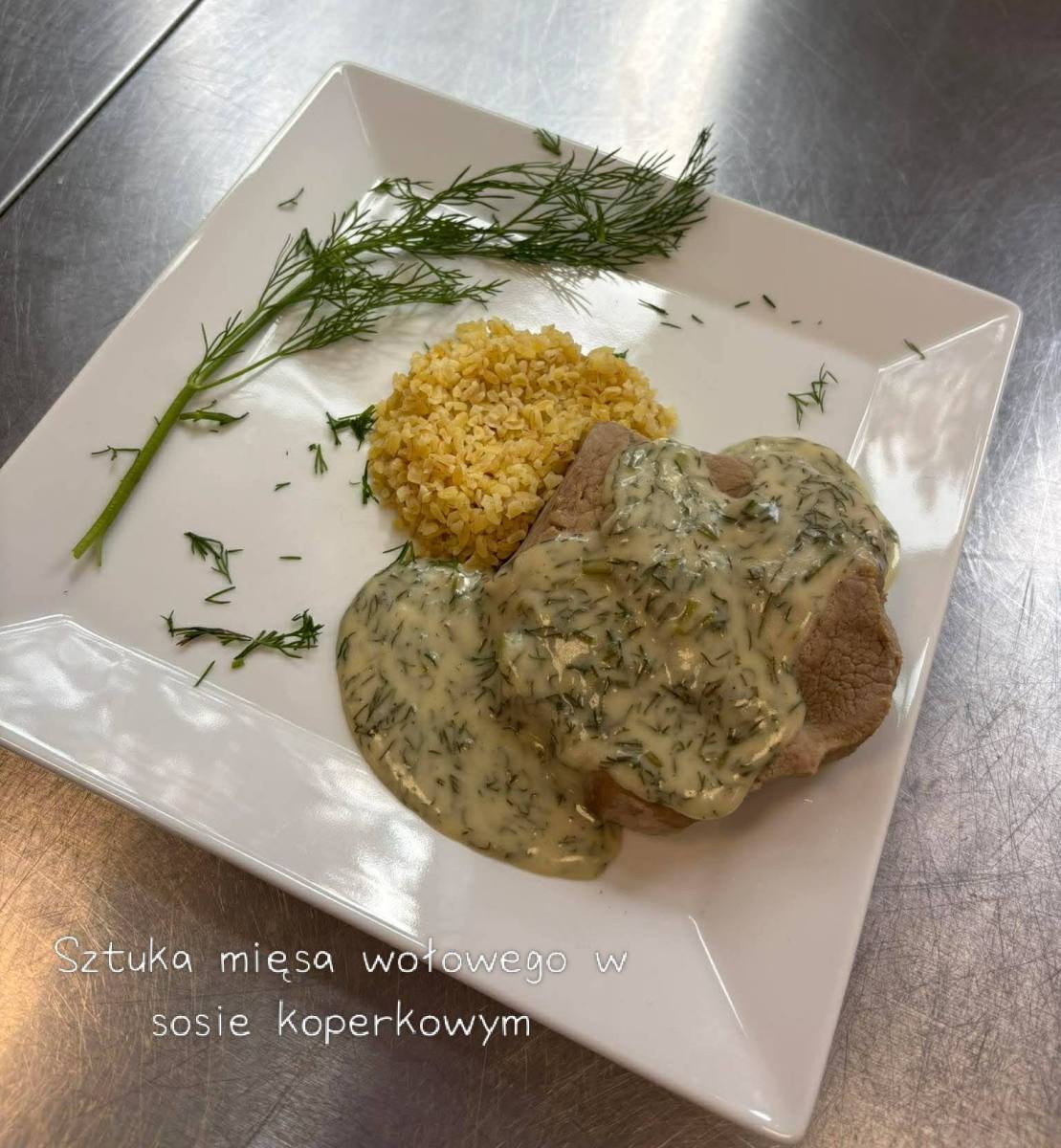 Smacznie i profesjonalnie: Kulinarne popisy klasy 2TŻ danie mięsne na talerzu