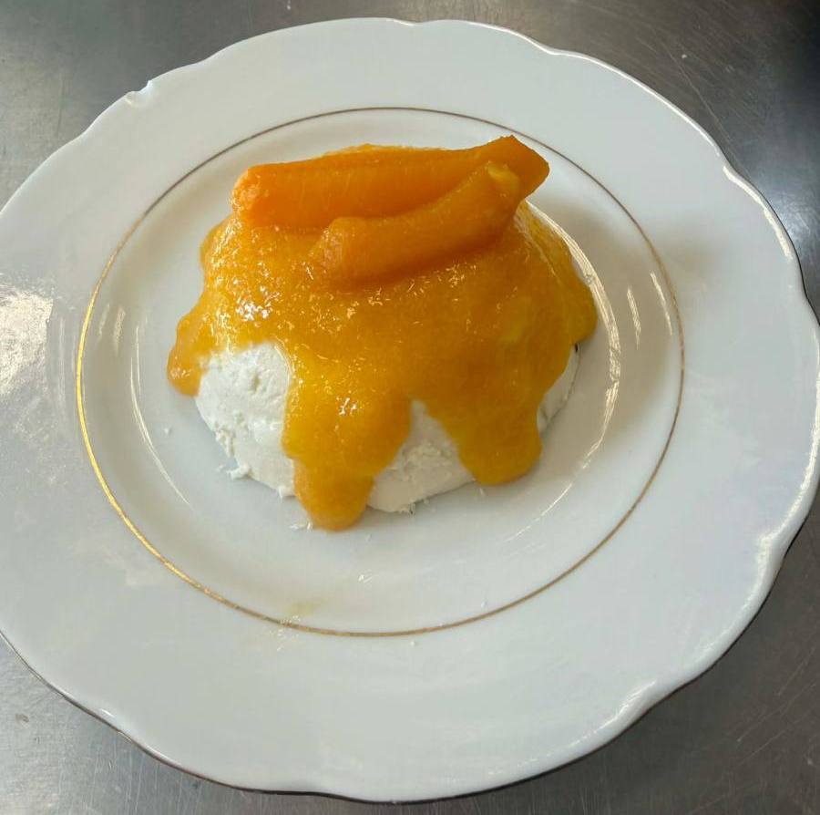 Panna Cotta z owocami na talerzu