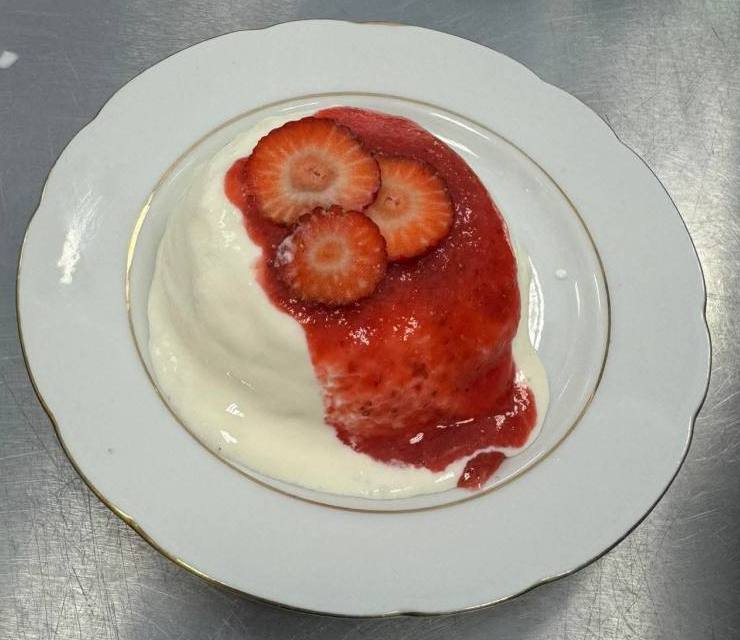 Panna Cotta z owocami na talerzu