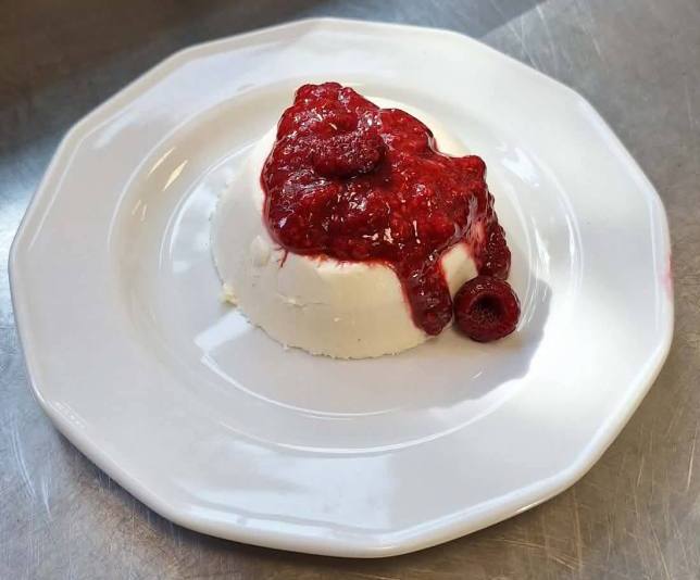 Panna Cotta z owocami na talerzu