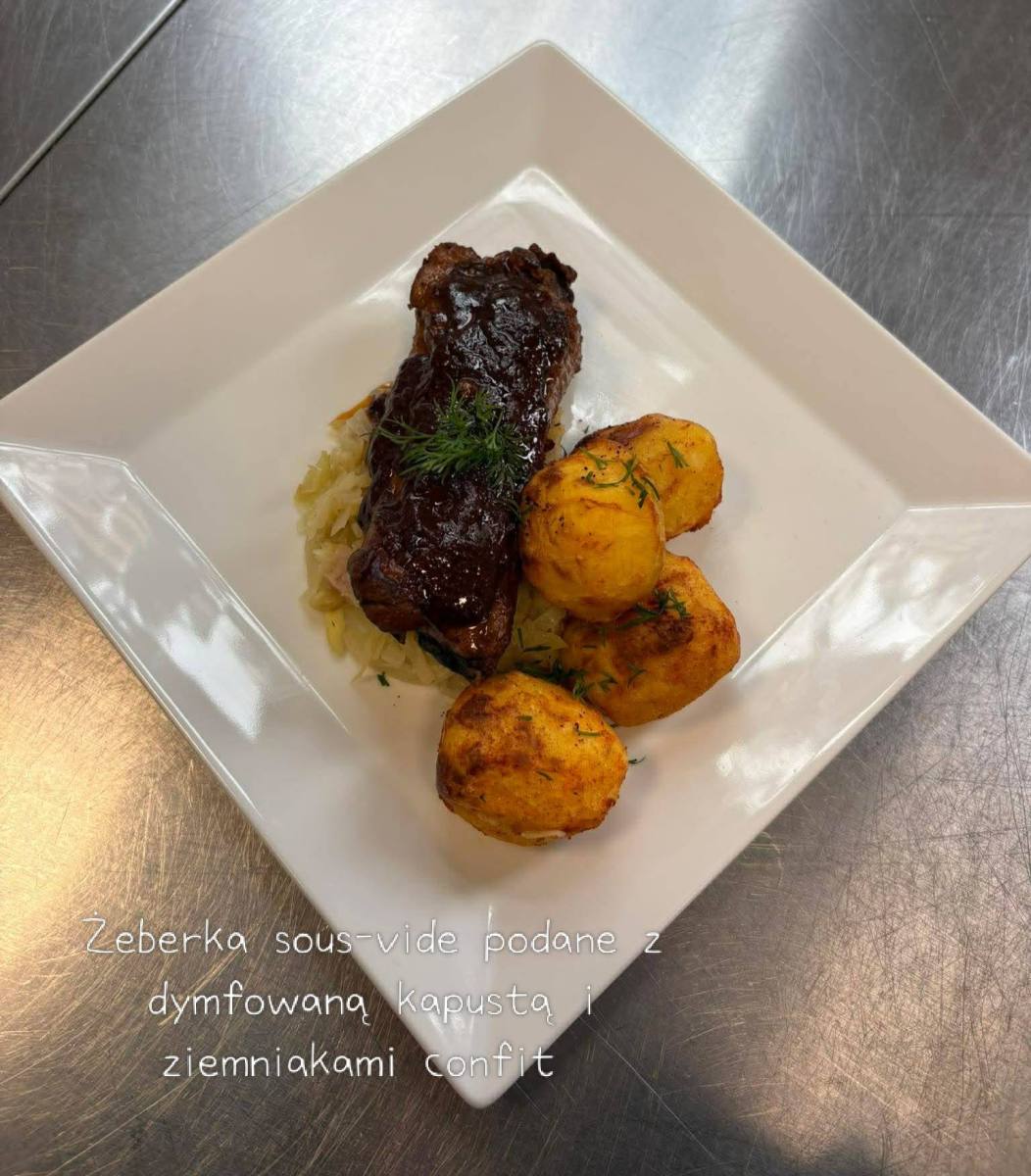 Smacznie i profesjonalnie: Kulinarne popisy klasy 2TŻ danie mięsne na talerzu