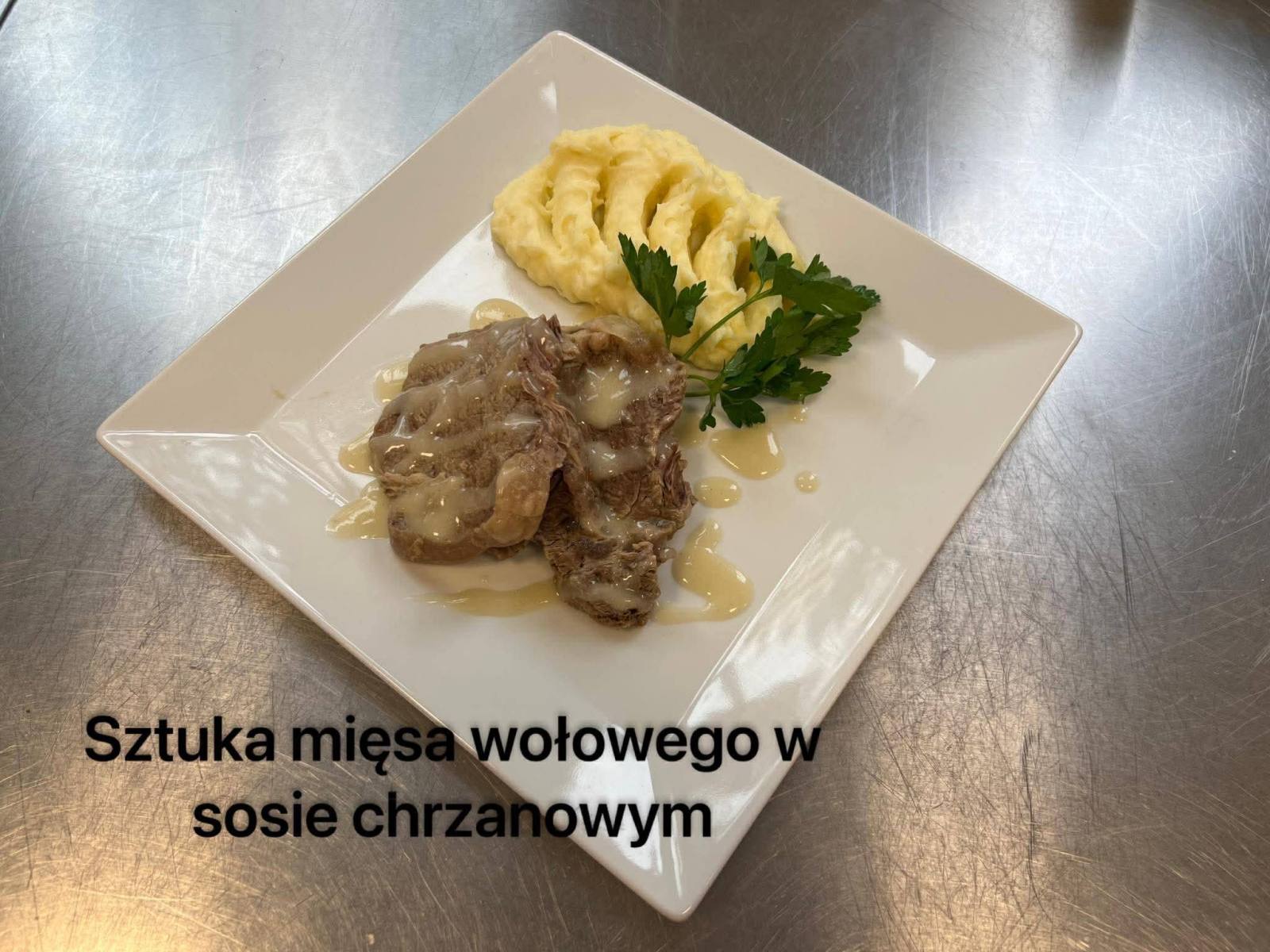 Smacznie i profesjonalnie: Kulinarne popisy klasy 2TŻ danie mięsne na talerzu