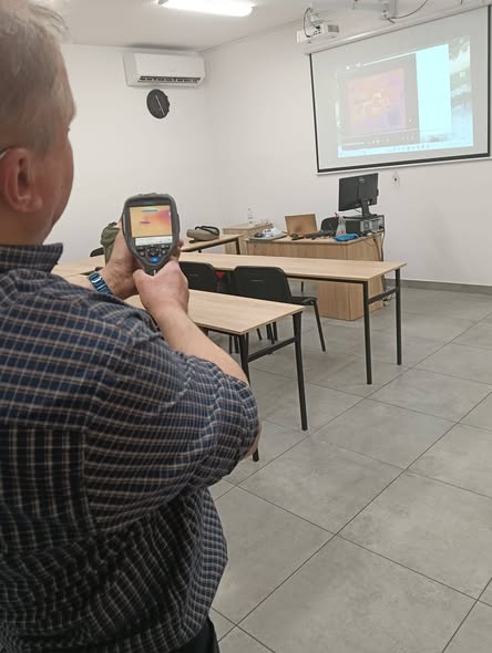 Uczniowie zgłębiają tajniki przenikania ciepła - praca z kamerą termowizyjną