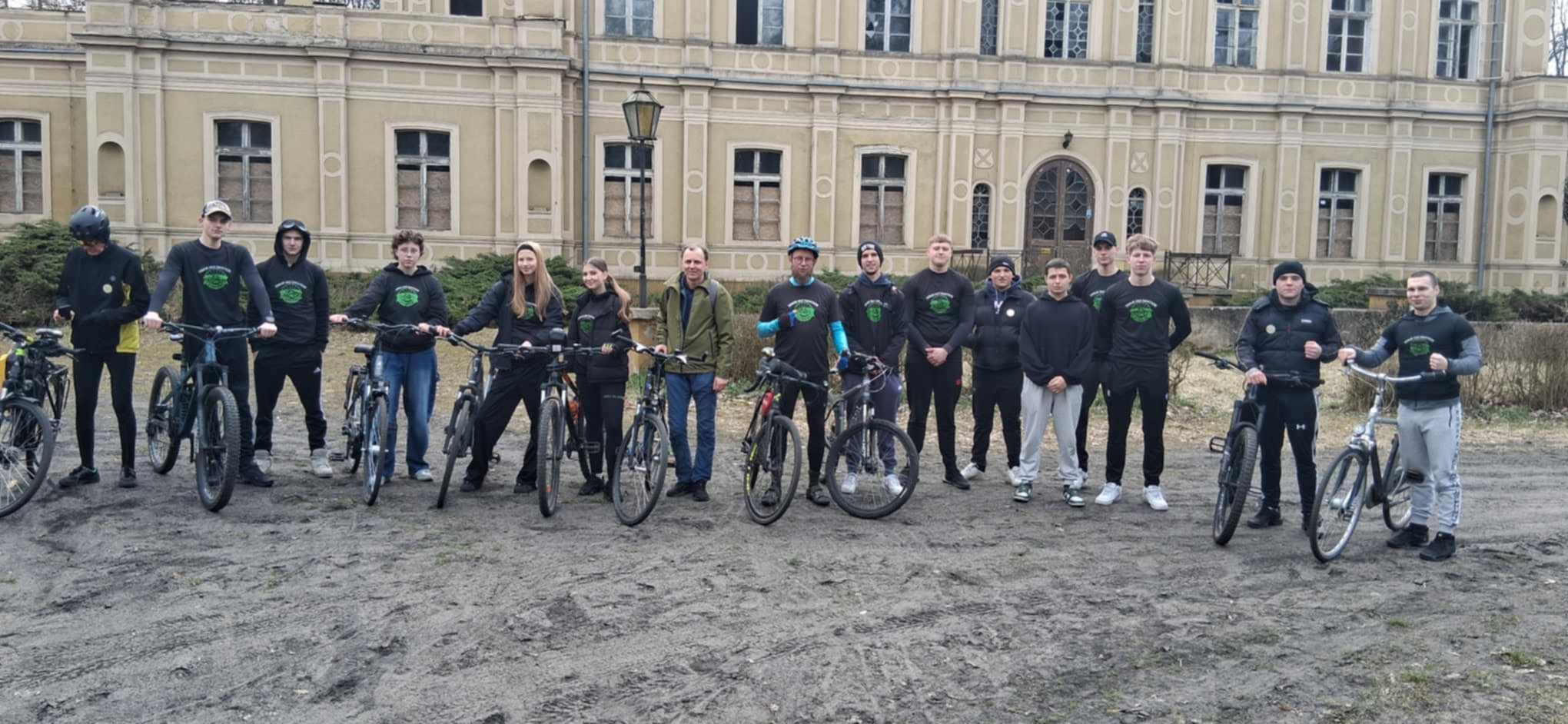 Uczniowie z Zespołu Szkół Zawodowych w Rawiczu podczas rajdu rowerowego