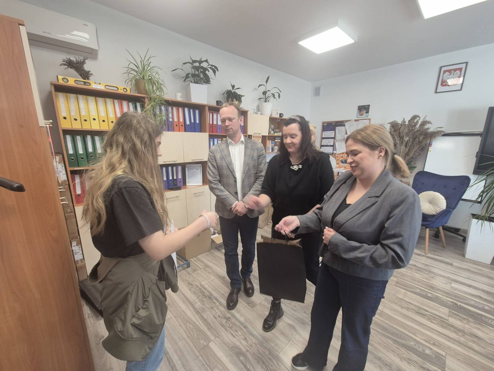 Przekazanie nagrody Zuzannie przez Wicestarostę Pana Jakuba Morysona, Wicedyrektor Panią Annę Cwojdzińską oraz nauczycielkę biologii Panią Paulę Wałoszek