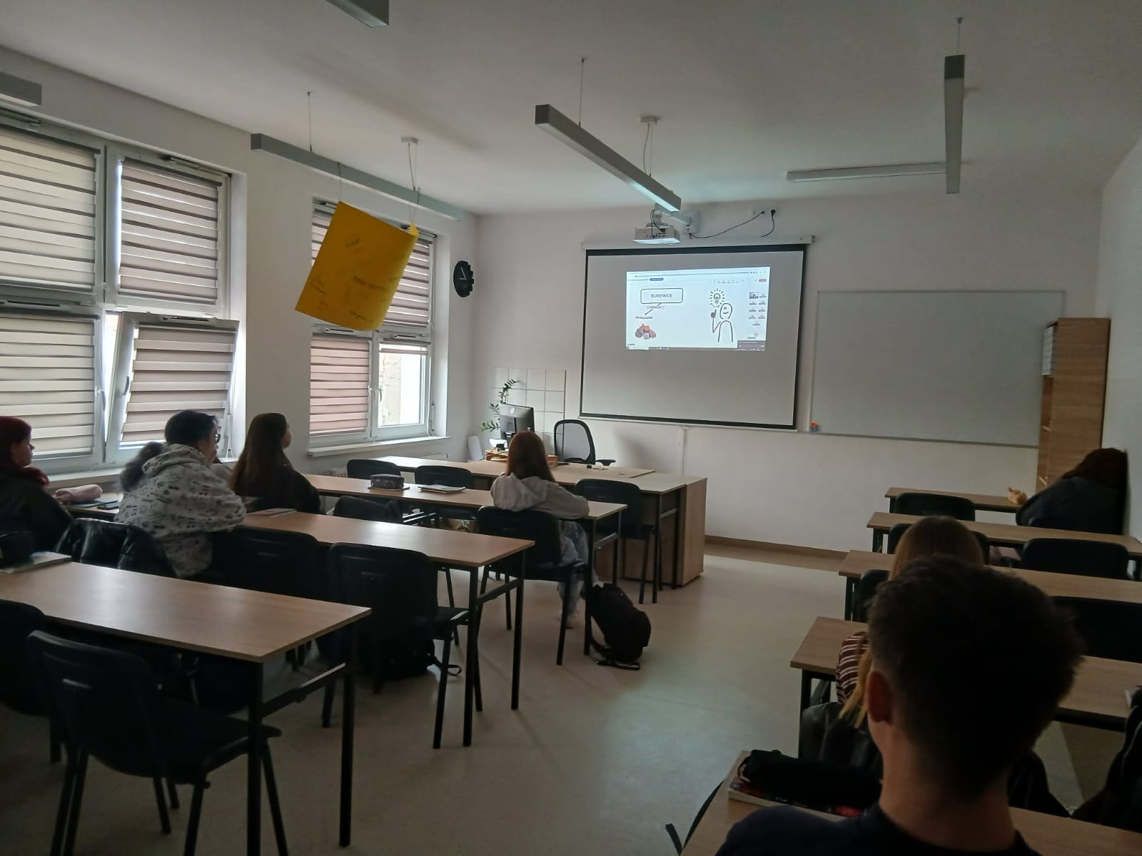 Uczniowie podczas spotkania – „Ziemia pod lupą – surowce, które mamy pod stopami”