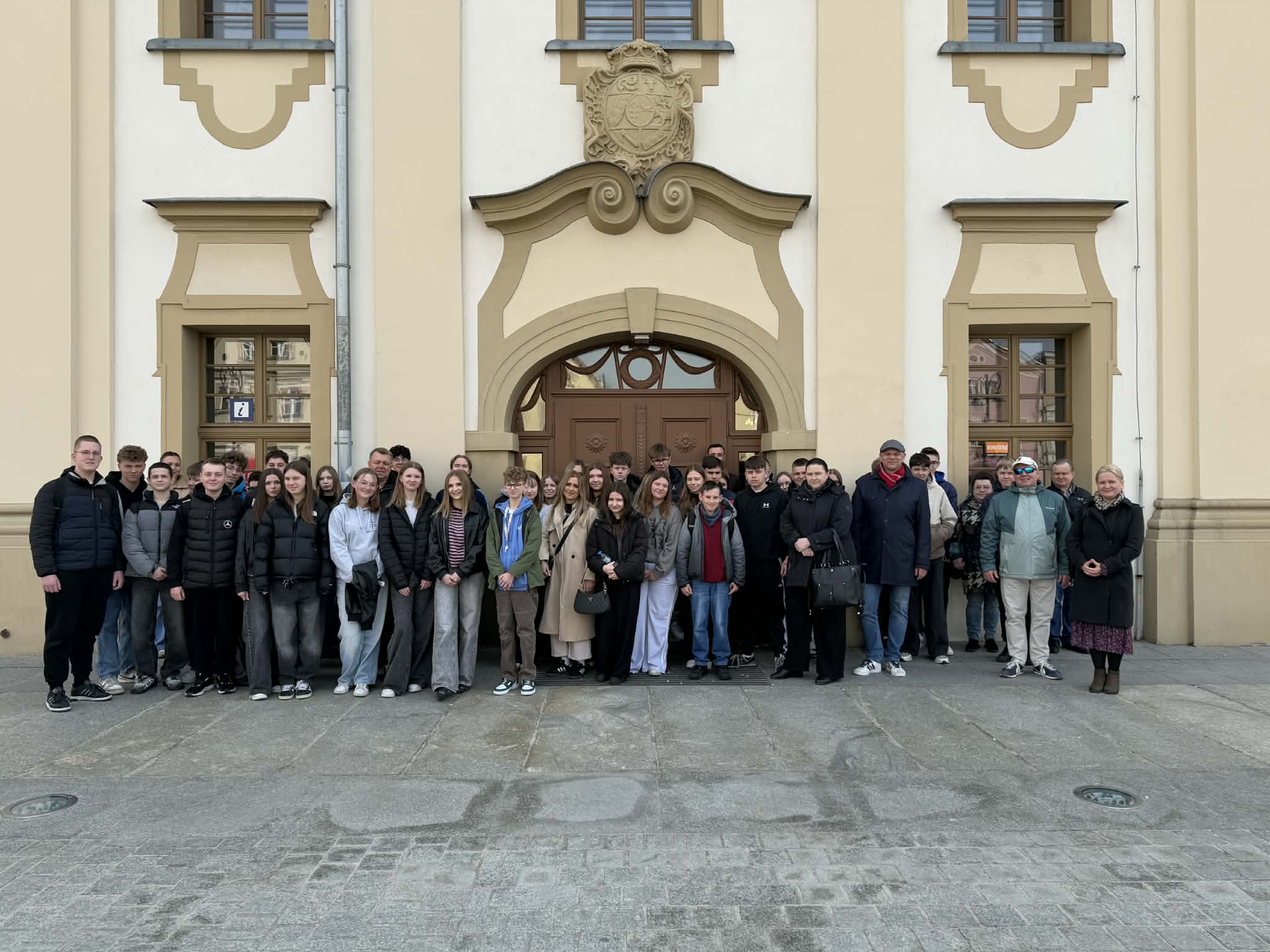 RUSZYŁA JUBILEUSZOWA EDYCJA PROJEKTU „MYŚLEĆ HISTORIĄ – DZIAŁAĆ LOKALNIE. RAWICZ WIELOKULTUROWY”! - uczniowie przed Ratuszem