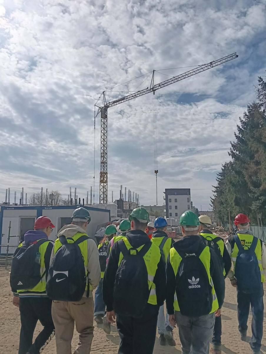 Uczniowie podczas praktycznej lekcji budownictwa - na budowie