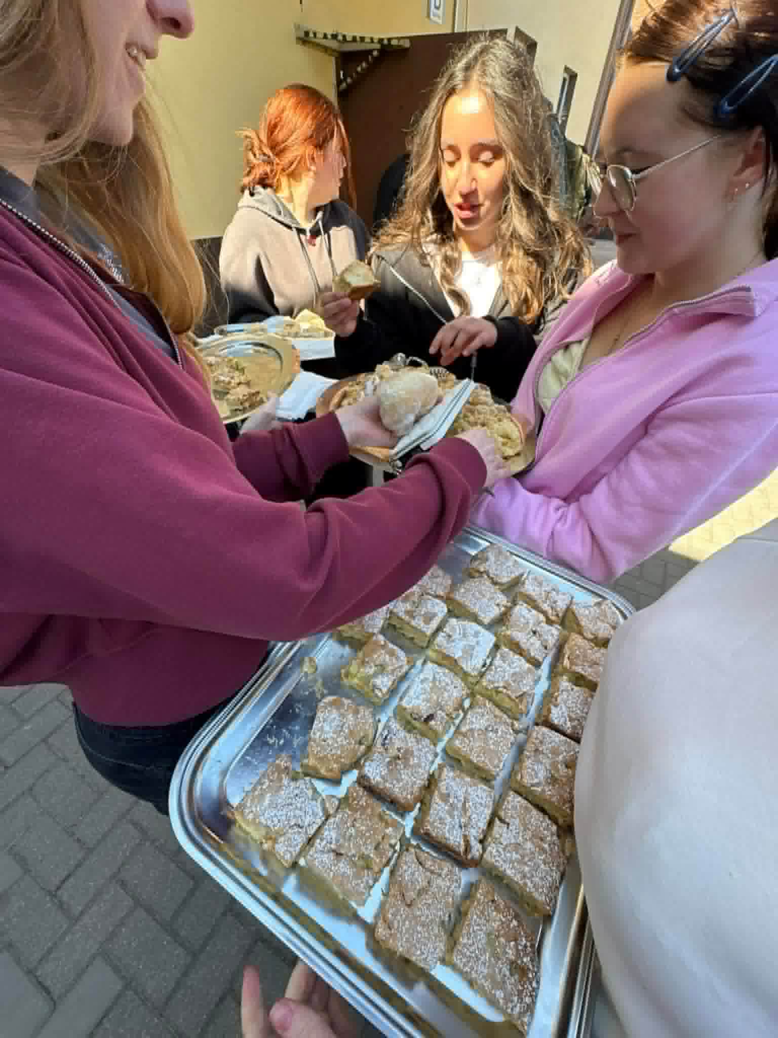 ciasto z rabarbarem konsumowane przez uczniów podczas przerwy