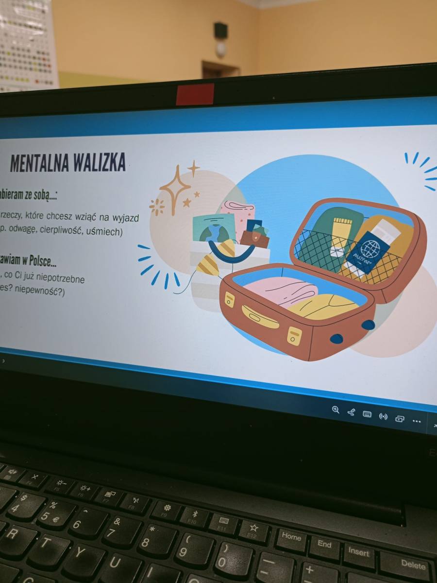Uczniowie podczas szkolenia BHP oraz w zajęciach z pierwszej pomocy.