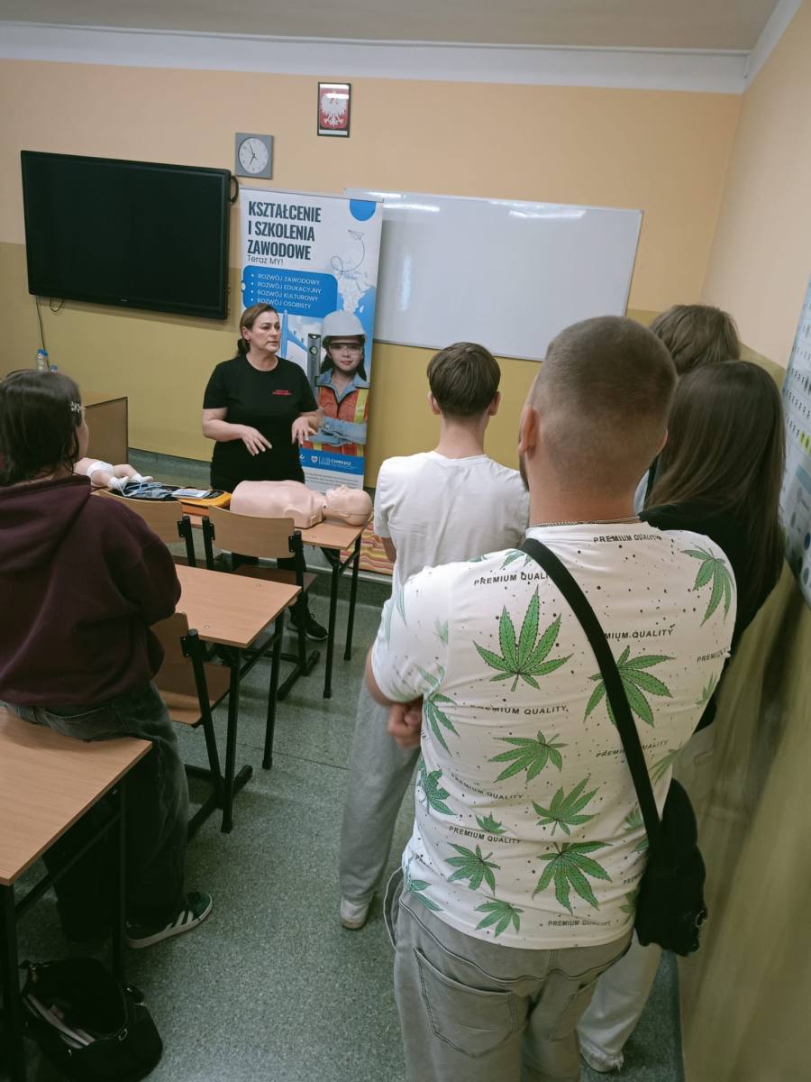 Uczniowie podczas szkolenia BHP oraz w zajęciach z pierwszej pomocy.