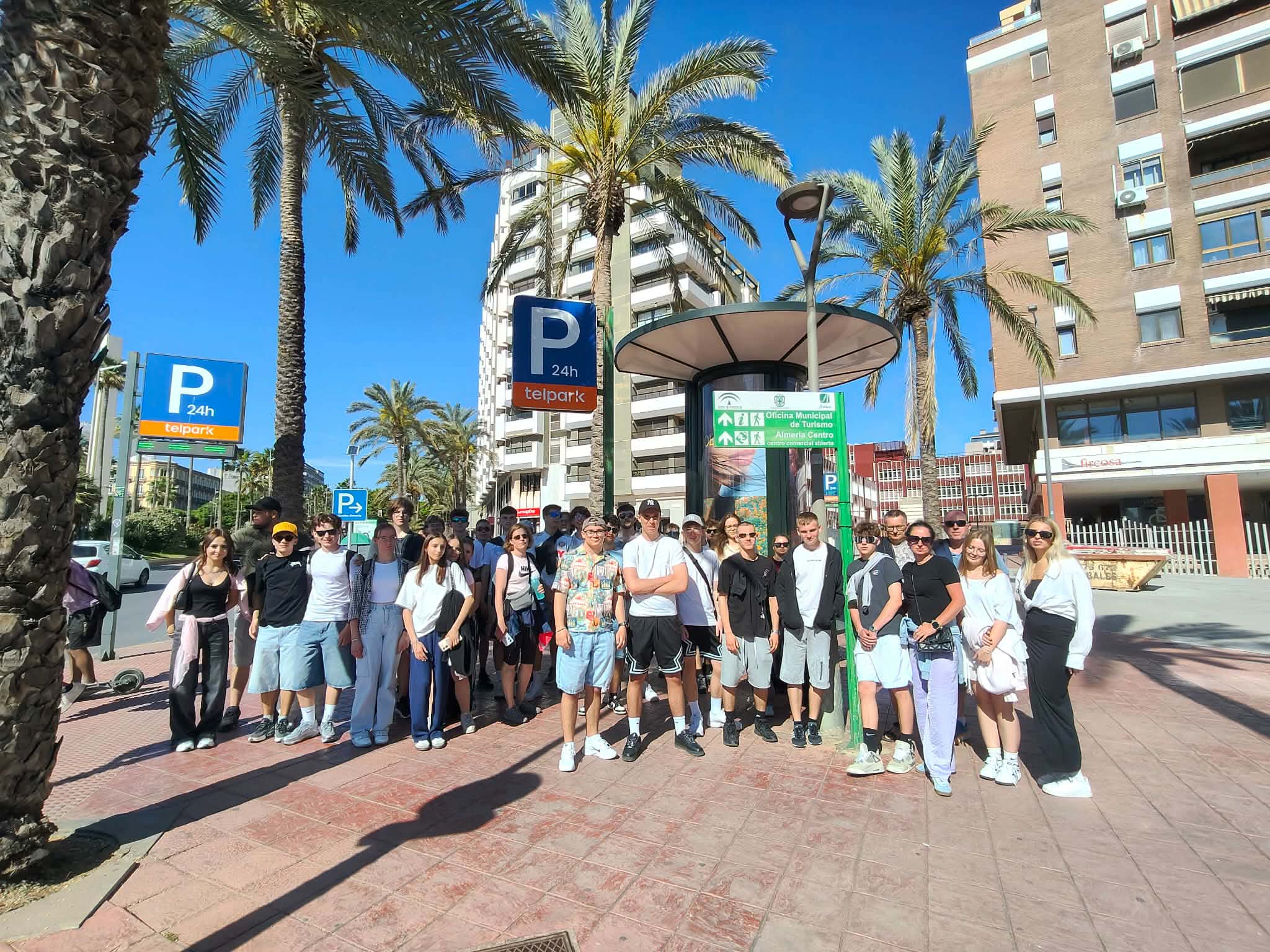 Uczniowie podczas zwiedzania słonecznej i malowniczej Almerii