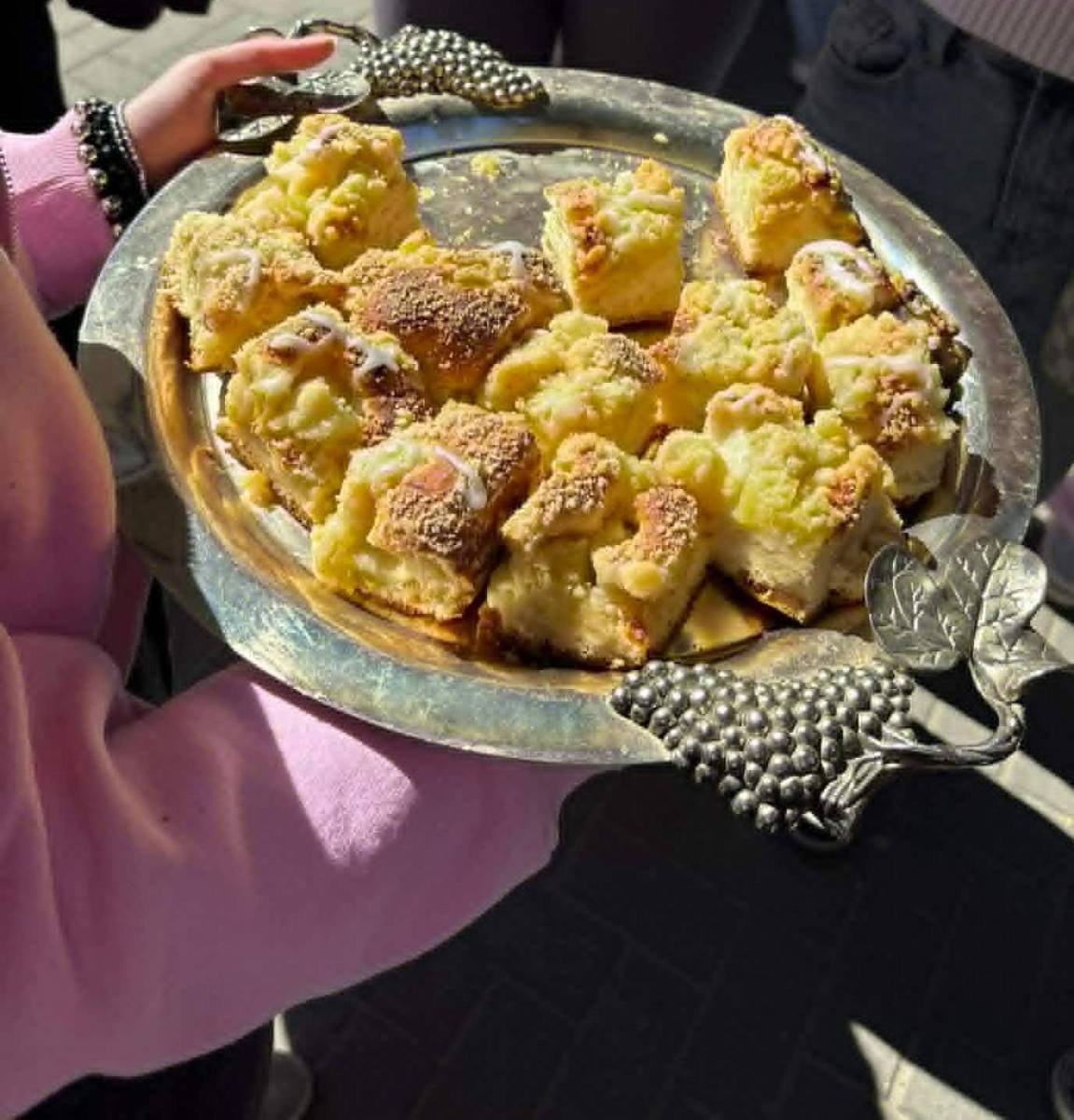 ciasto z rabarbarem na talerzu