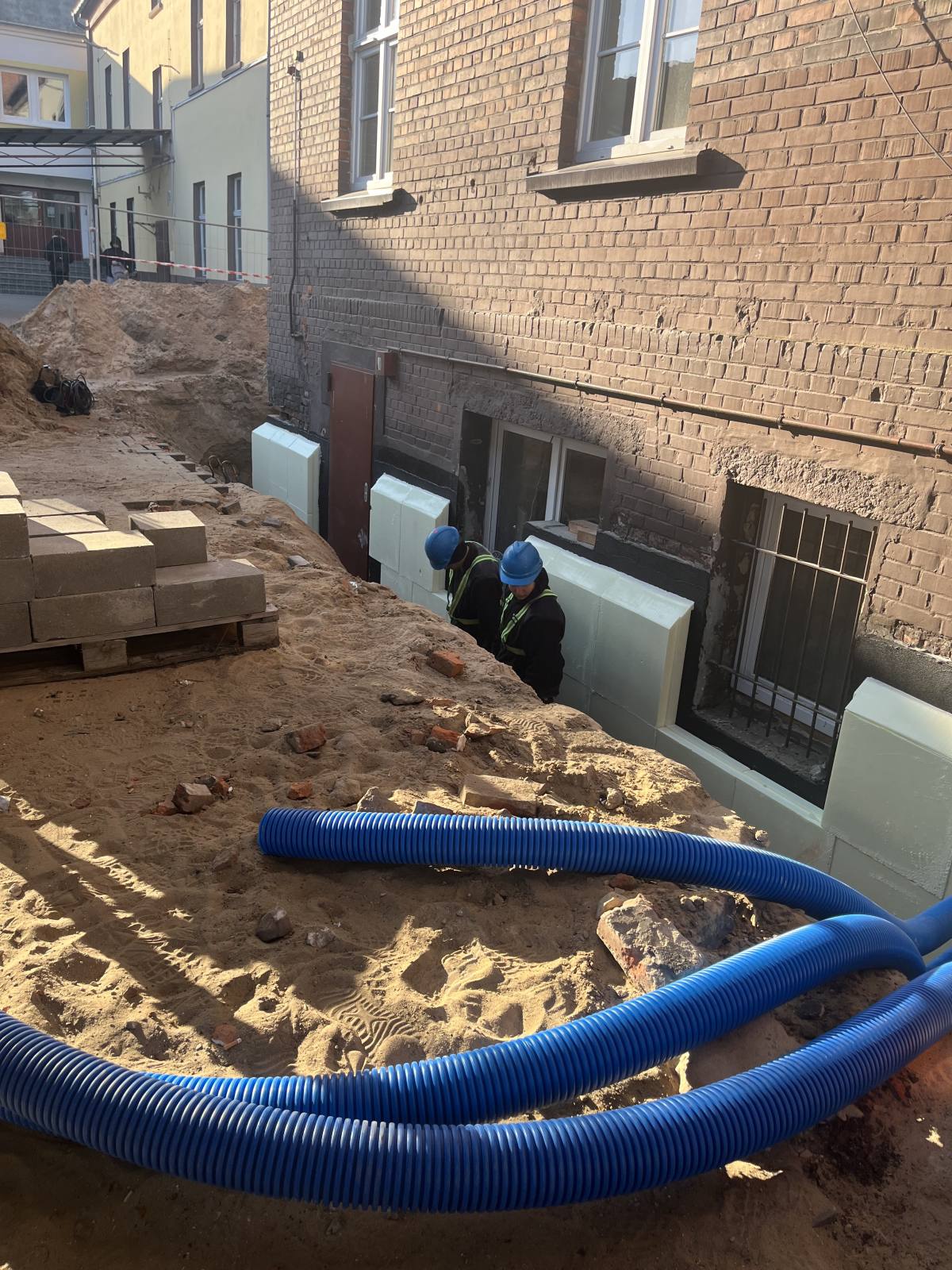 fotorelacja z remontu budynku A - docieplenie fundamentów