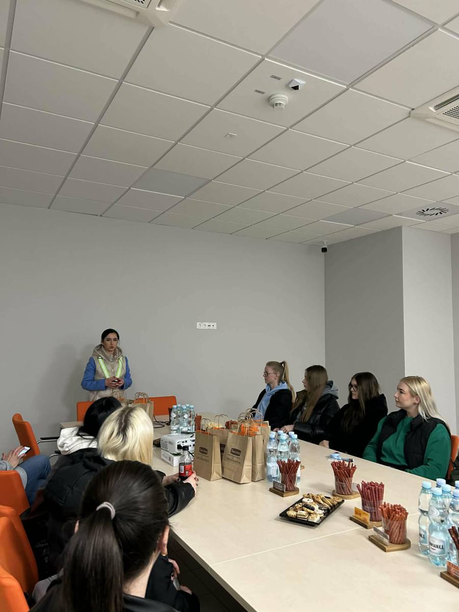 Uczniowie podczas wycieczki zawodoznawczej do firmy Tarczyński