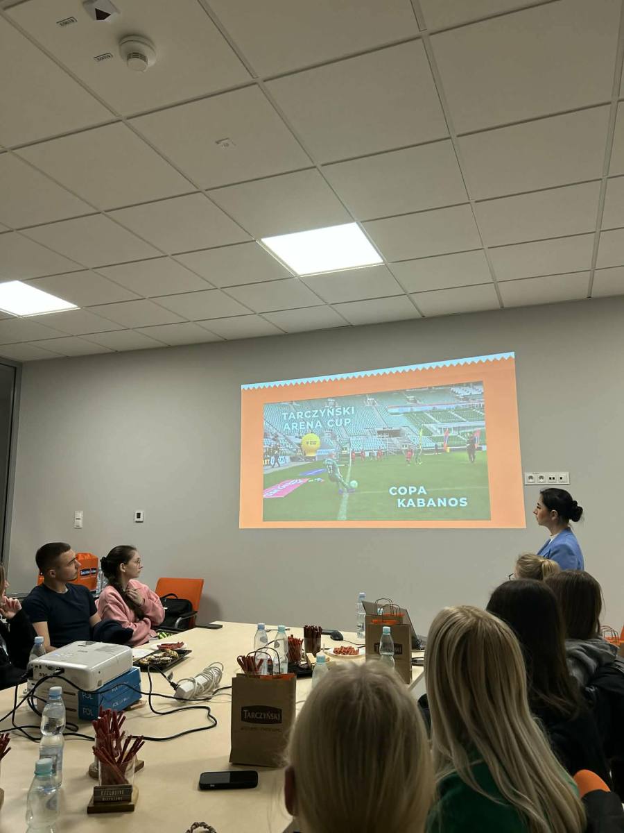 Uczniowie podczas wycieczki zawodoznawczej do firmy Tarczyński