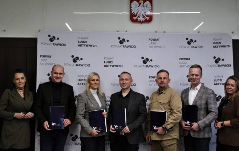 Podpisano umowy na zadania w ramach projektu „Kompleksowa modernizacja energetyczna budynków Zespołu Szkół Zawodowych w Rawiczu i Powiatowego Centrum Usług Wspólnych w Rawiczu”