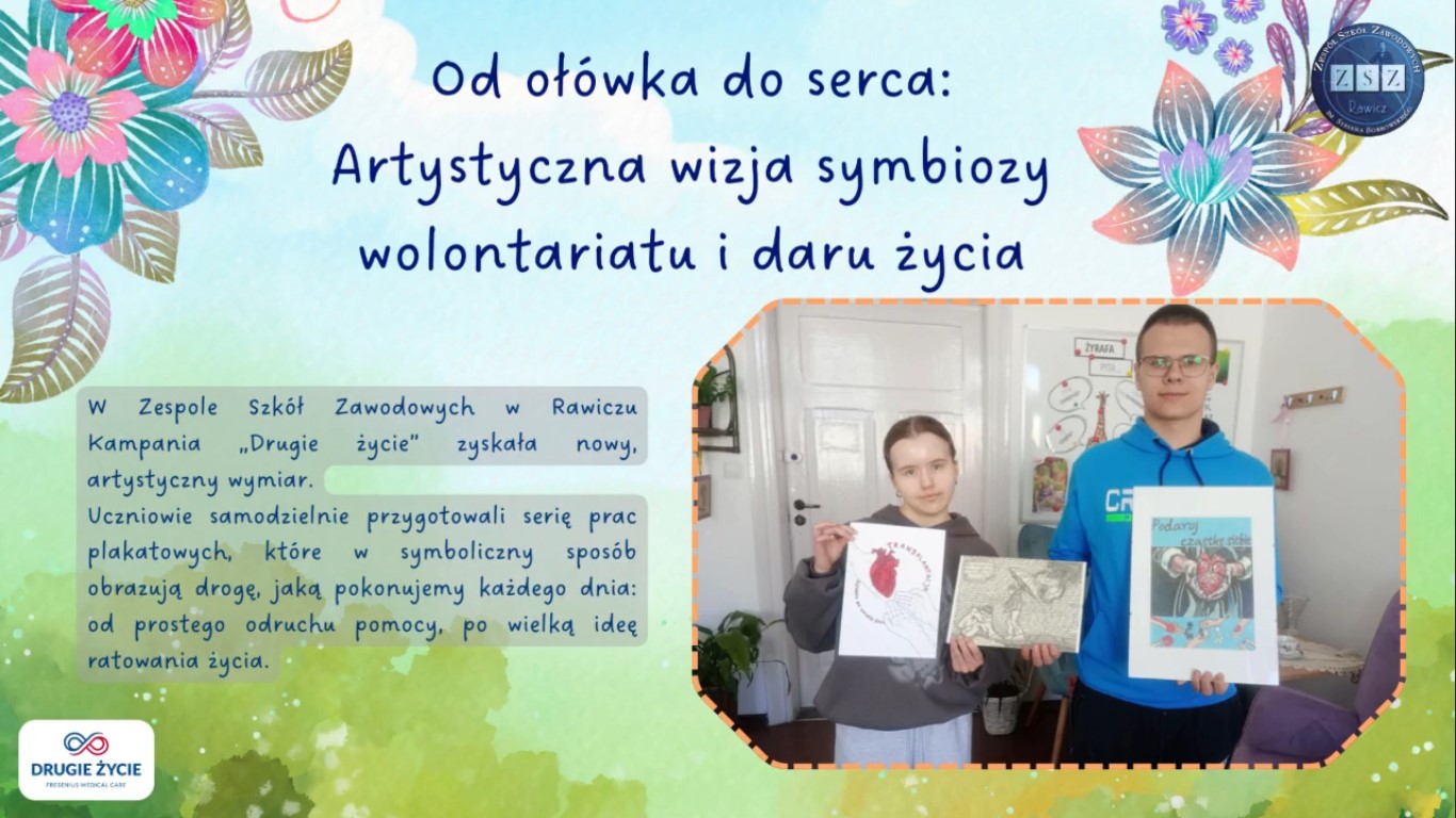 Dwoje uczniów ze swoimi plastycznymi pracami