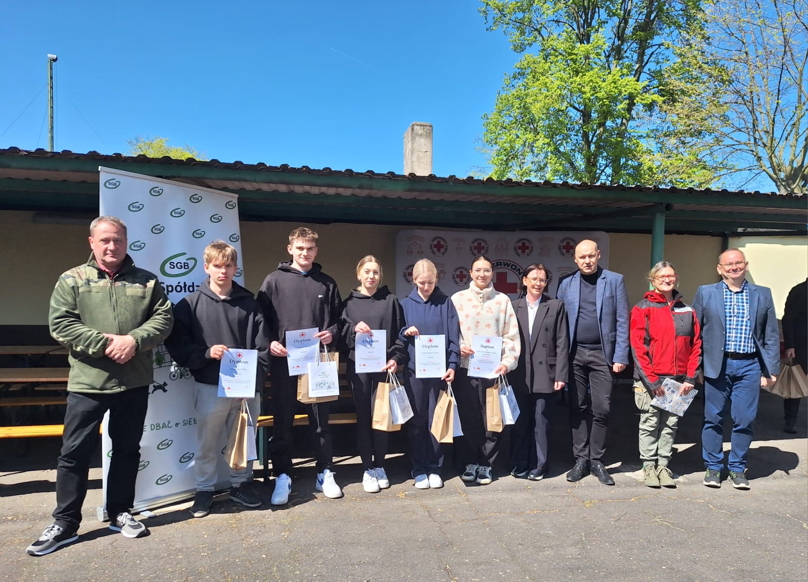 Uczniowie Zespołu Szkół Zawodowych w Rawiczu podczas XXXII Mistrzostw Pierwszej Pomocy PCK – etapie rejonowym
