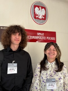 Jakub, opiekunka przed budynkiem Senatu